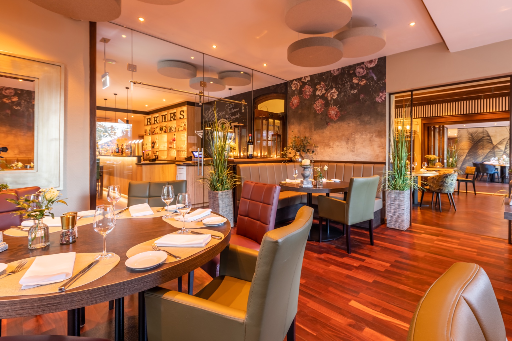 Werbefoto burgdorfs restaurant hotel interior runder tisch