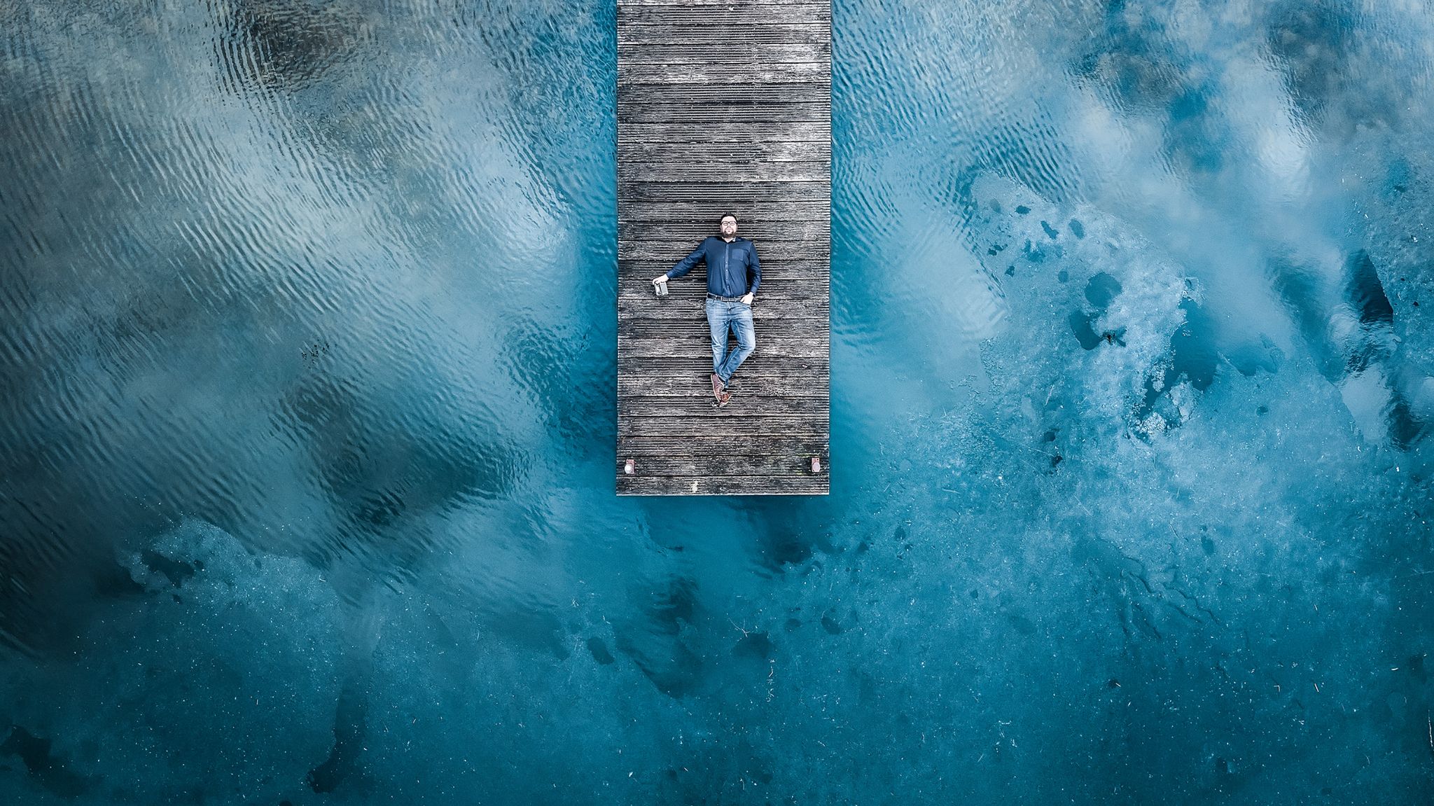 Person auf steg im see